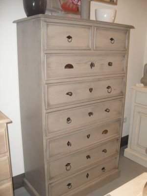 Commode en pin relookée patiné taupe